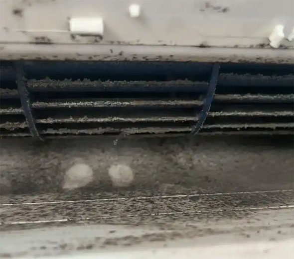 普定空调吹的风有股烧焦味是怎么回事